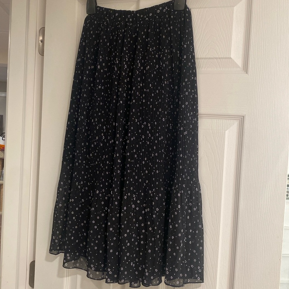 Black with white daisy flowers floral chiffon, lined long skirt. Fits size S/M
